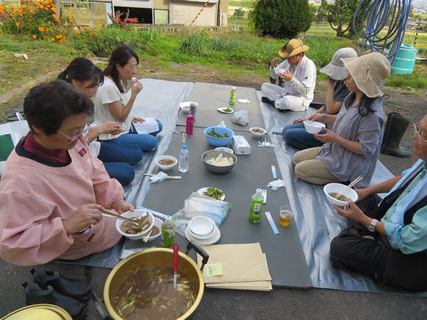 地域特産の秋野菜収穫体験や山形芋煮つくりで交流の集い