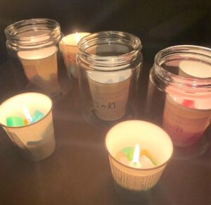 東北公益文科大学の学生によるキャンドル点灯