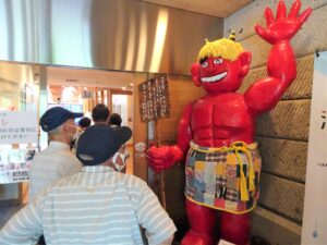 浜田広介記念館内。赤鬼の像